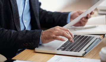 Homem digitando no notebook realizando a declaração do MEI