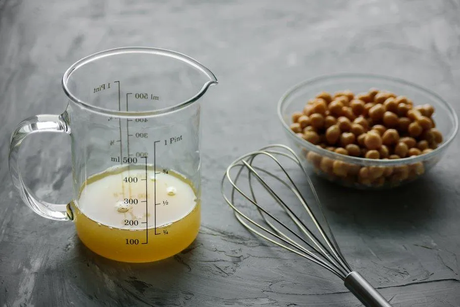 Líquido do cozimento do grão de bico que parece com clara de ovo Aquafaba para substituir ovo