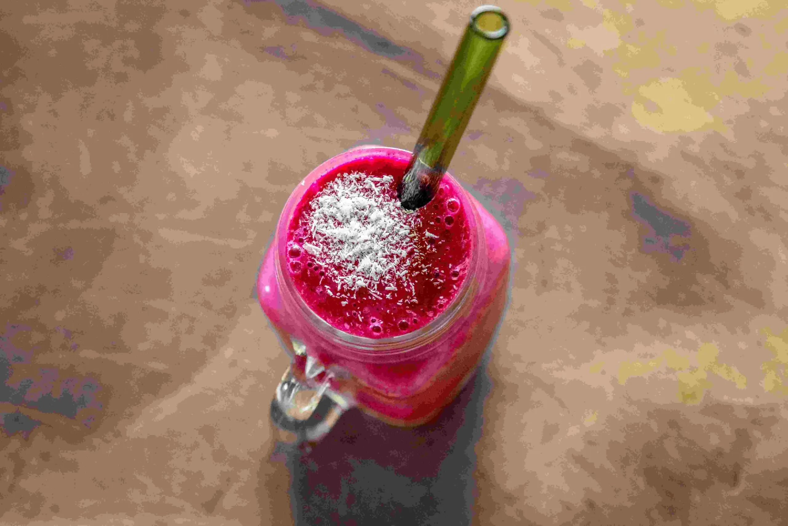 Suco feito com o corante natural pitaya