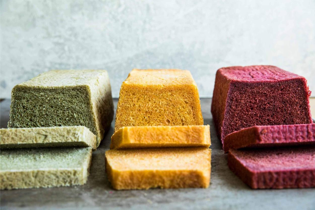 pães feitos com corantes naturais