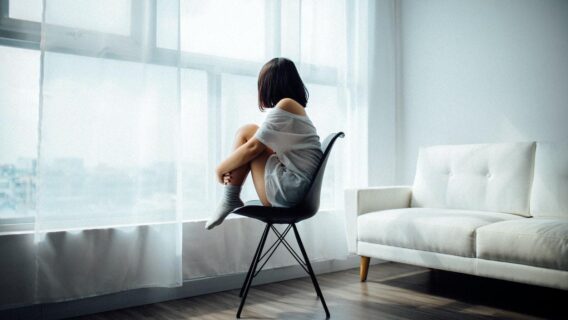 Crise de ansiedade: como reconhecer e aliviar os principais sintomas