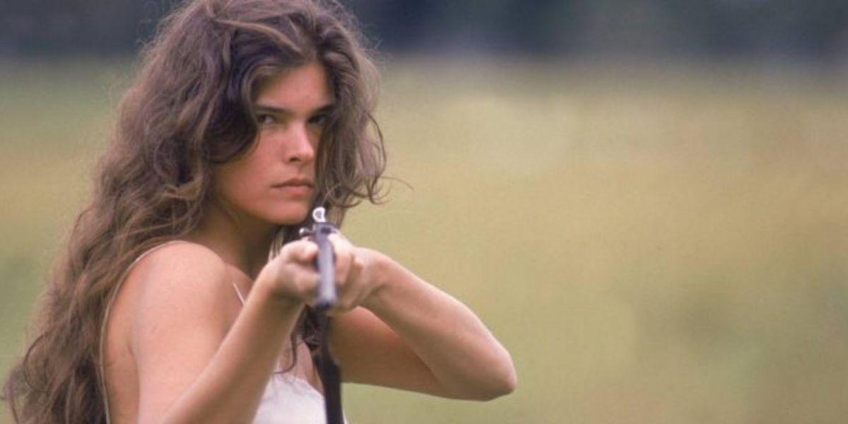 Cristiana Oliveira como Juma em Pantanal apontando uma arma em Novela Pantanal