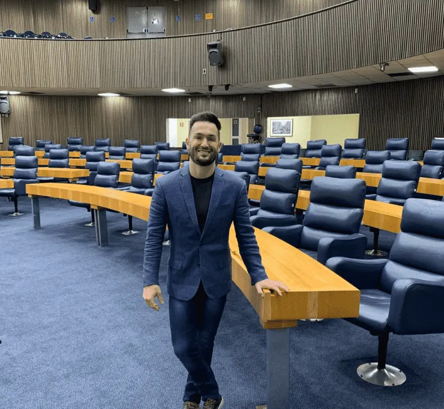 Foto mostra Diego Hypolito na câmara para as Eleições 2020