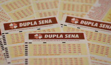 Dupla Sena concurso 2149 - a imagem mostra diversos volantes da Dupla Sena espalhados