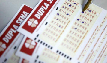 Dupla Sena concurso 2143 - caneta marcando números no volante da Dupla Sena