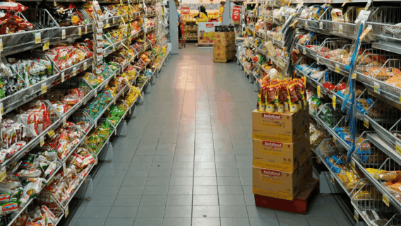 Varejo vendeu 0,6% menos em março, diz IBGE