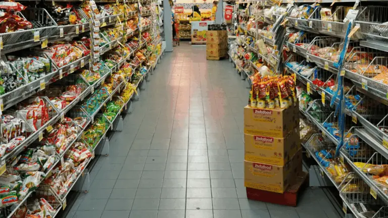 Varejo vendeu 0,6% menos em março, diz IBGE