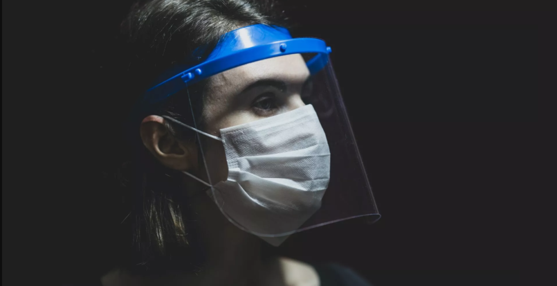 Foto mostra pessoa com máscara de proteção