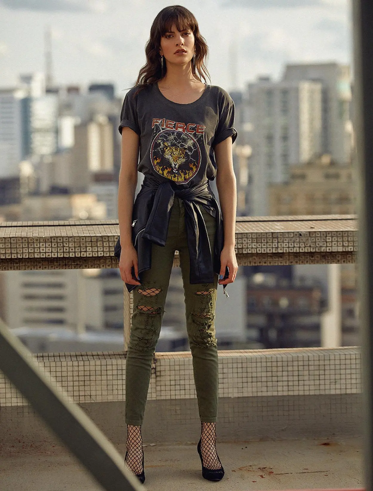 jaqueta de couro na cintura