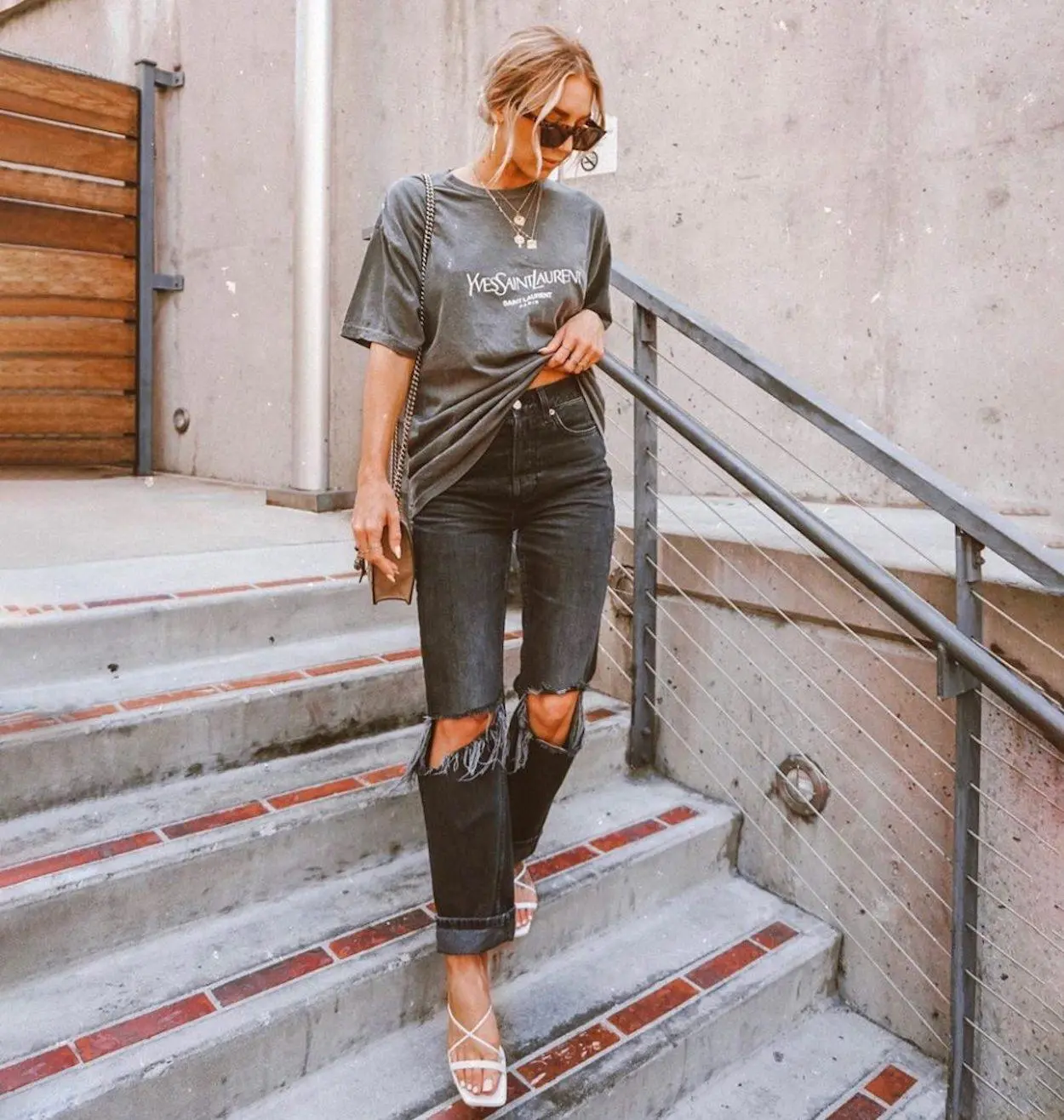 camiseta larga, jeans e sandálias