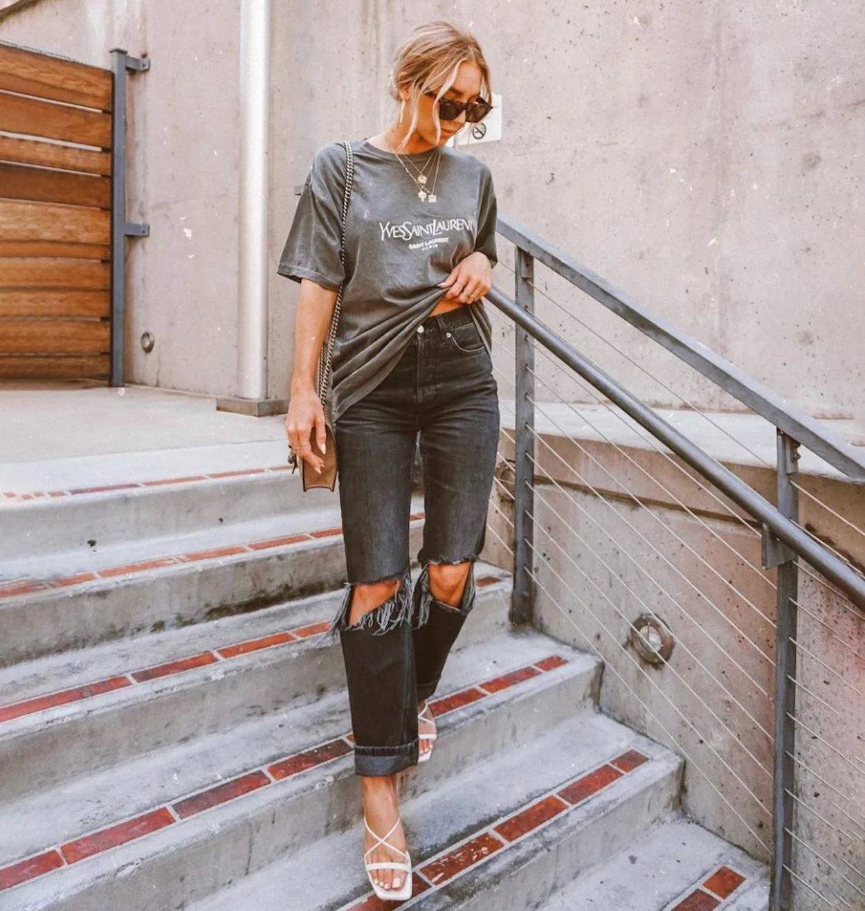 camiseta larga, jeans e sandálias