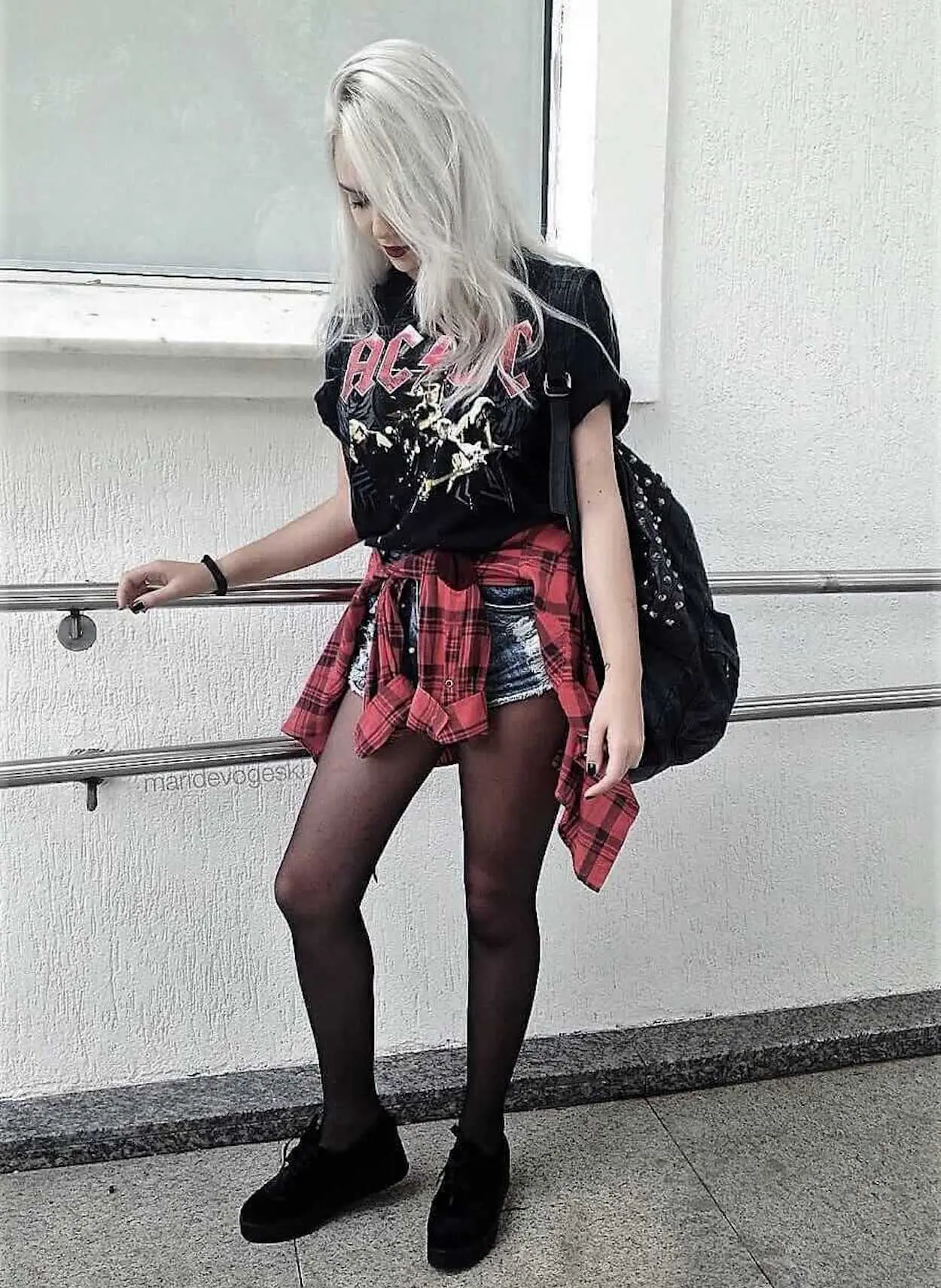 camisa xadrez na cintura