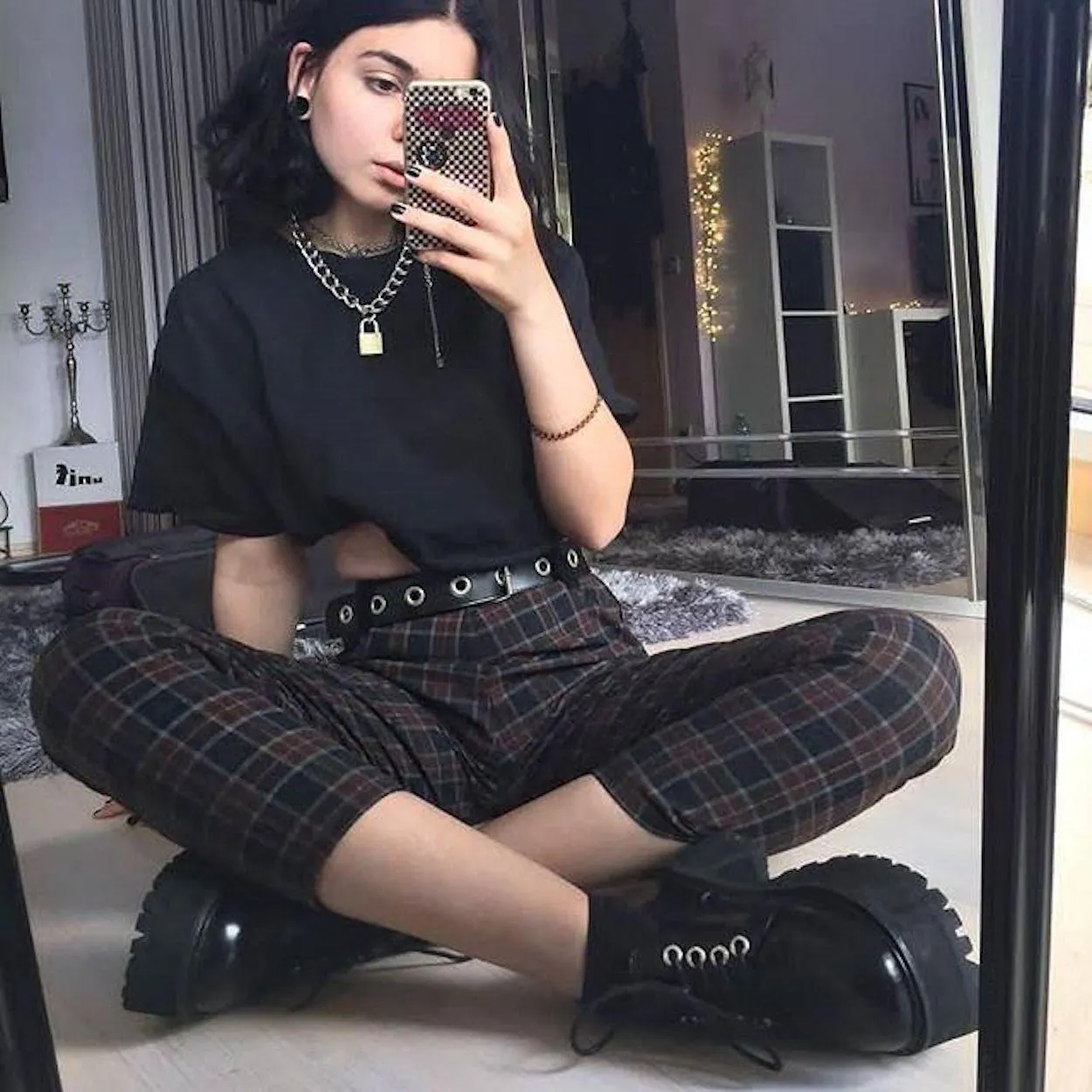 calça xadrez e camiseta preta