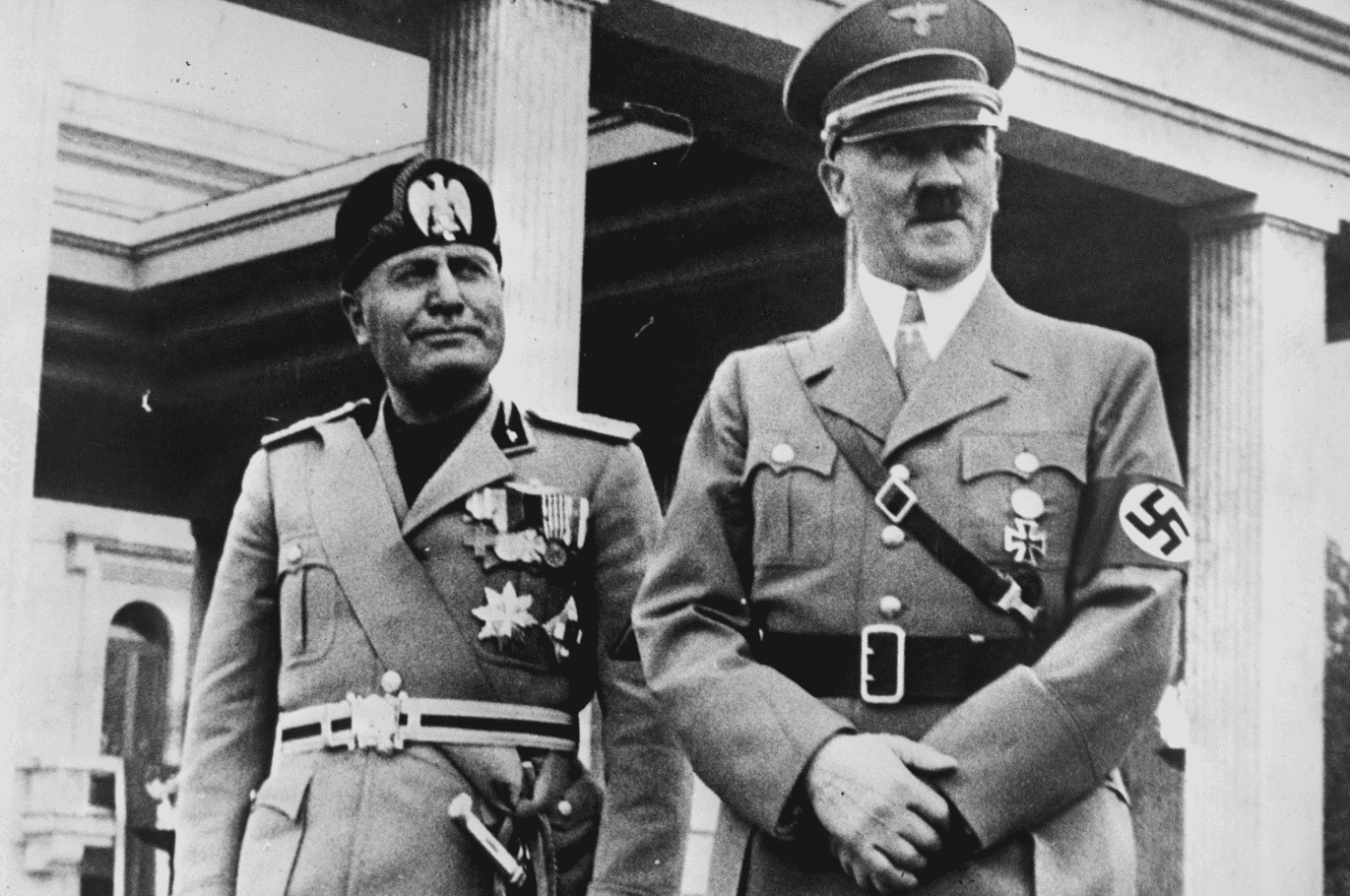 Foto mostra Hitler ao lado de Mussolini