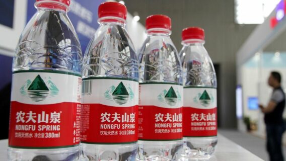 Novo homem mais rico da China é um magnata da água engarrafada