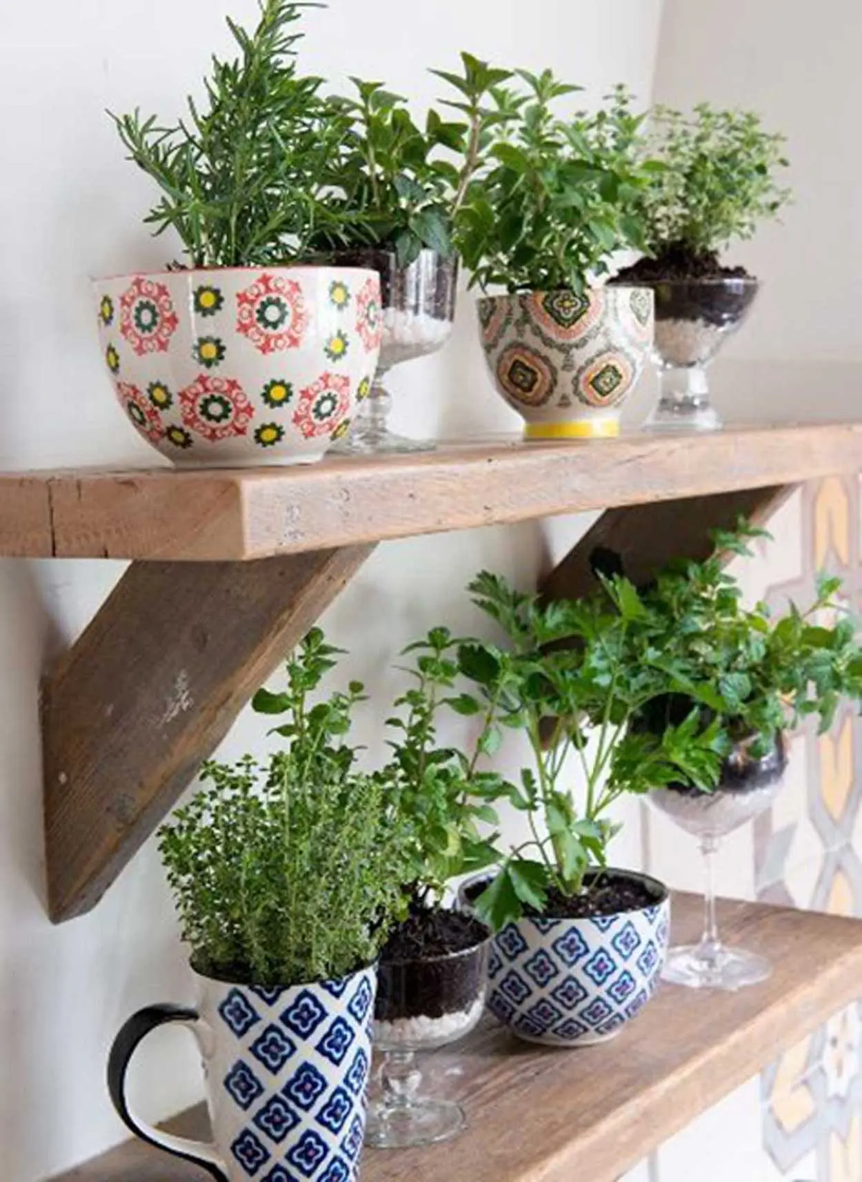 prateleiras e canecas