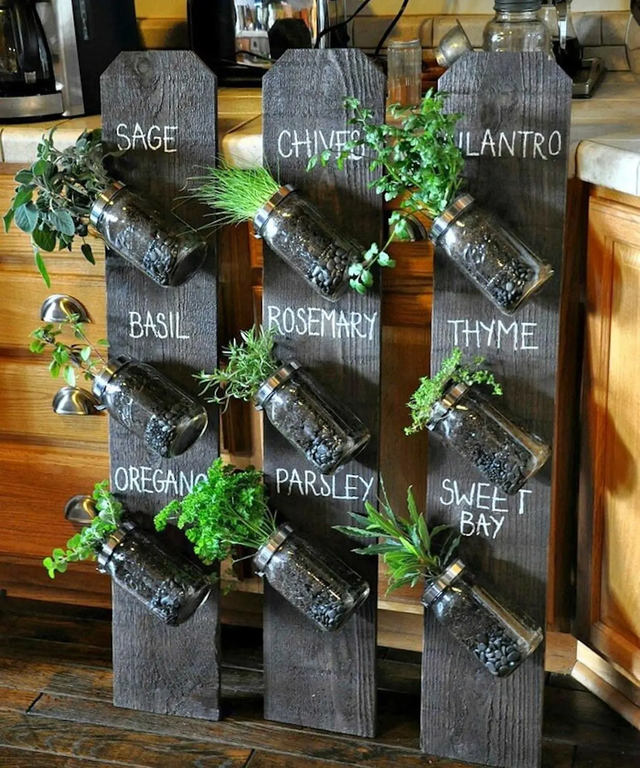 horta suspensa em painel de madeira