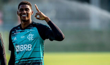 'Pra cego ler": na imagem, o jovem goleiro do Flamengo, sorridente, Hugo Souza
