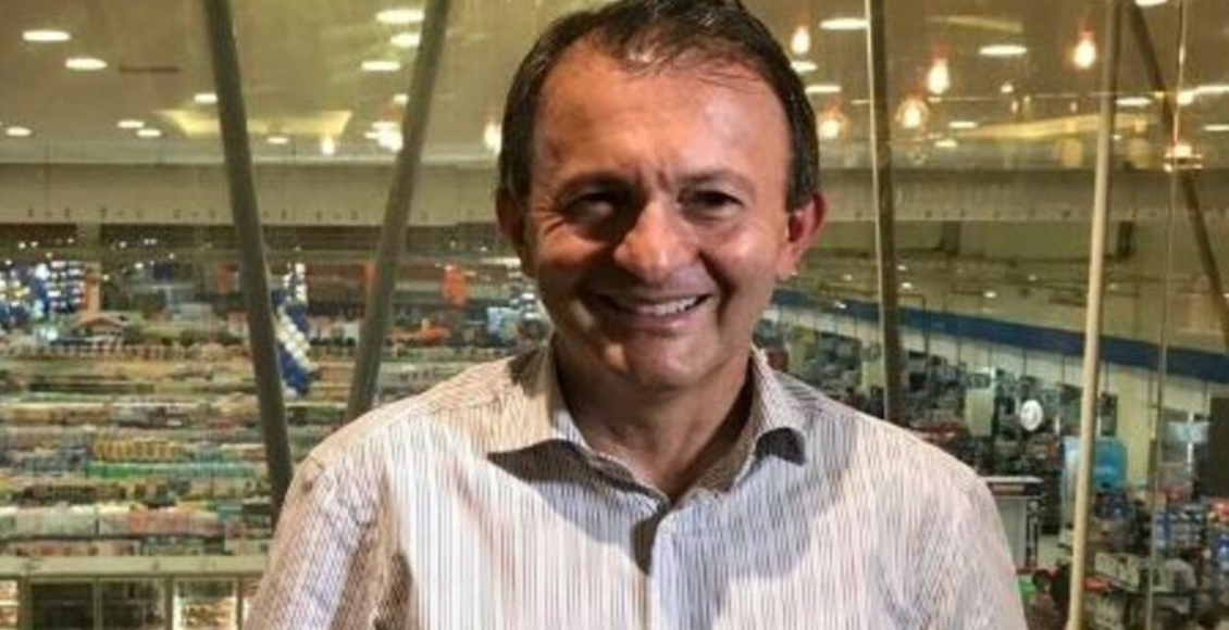 Foto frontal de Ilson Mateus e ao fundo está a parte interna de um hipermercado