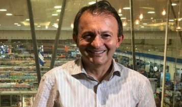 Foto frontal de Ilson Mateus e ao fundo está a parte interna de um hipermercado