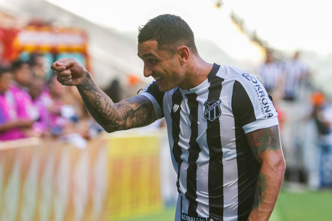 "Pra cego ler": Na imagem, o jogador Vinícius do Ceará