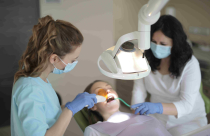 Cidadã fazendo implante dentário pelo SUS