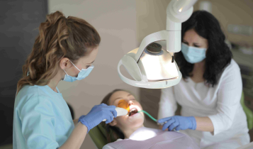 Cidadã fazendo implante dentário pelo SUS