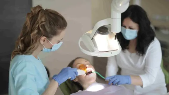 Implante dentário pelo SUS: descubra como conseguir em 2025