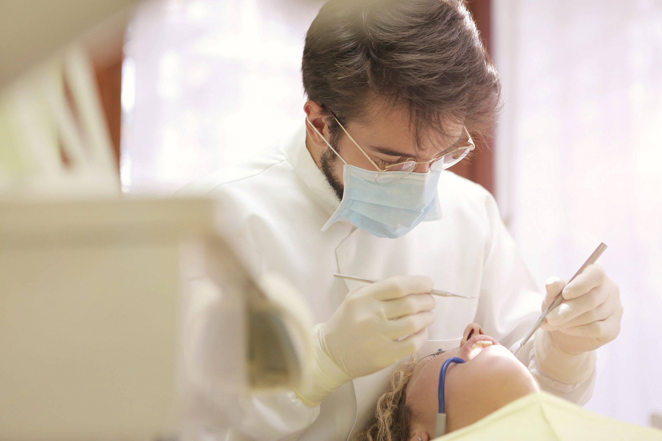 Dentistas realizam implantes dentários