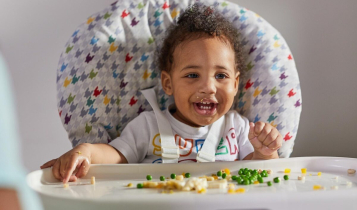 Crianças começam a comer sozinhas aos 6 meses
