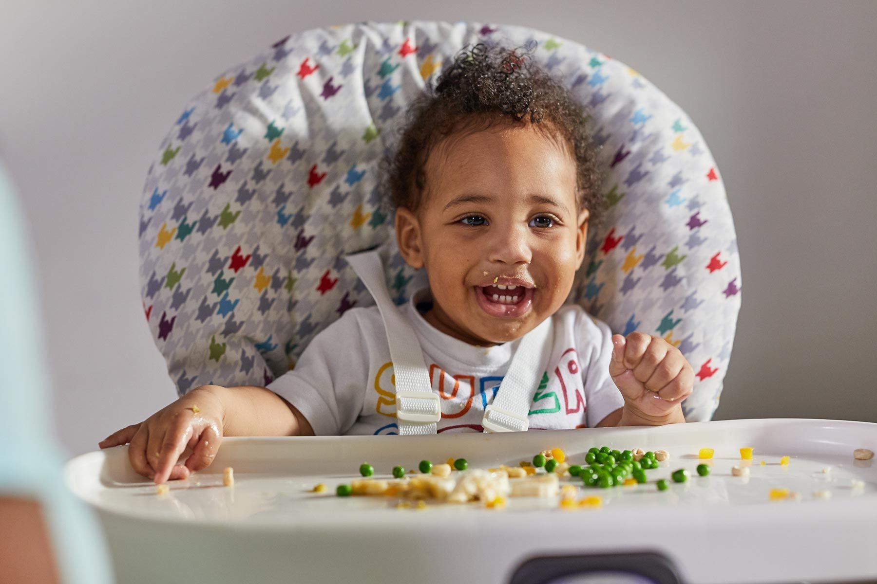 Crianças começam a comer sozinhas aos 6 meses