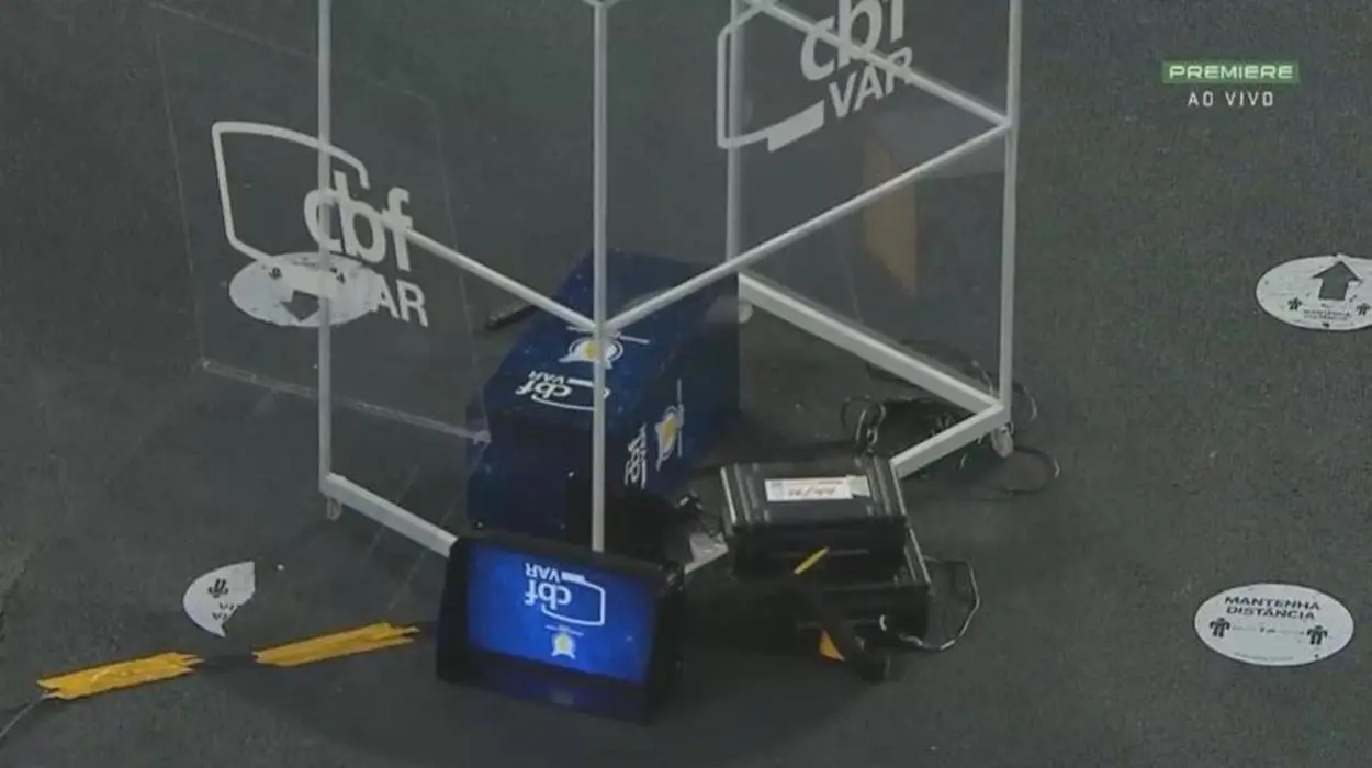 Equipamento do VAR é derrubado por Gatito Fernández, do Botafogo