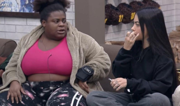 Jojo Todynho e MC Mirella sentadas no sofá lado a lado conversando em A Fazenda 2020