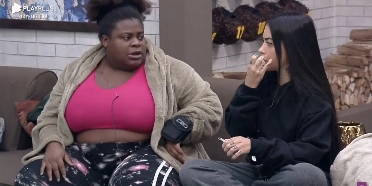 Jojo Todynho e MC Mirella sentadas no sofá lado a lado conversando em A Fazenda 2020