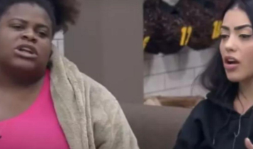 Jojo Todynho e MC Mirela sentadas no sofá lado a lado em A Fazenda 2020