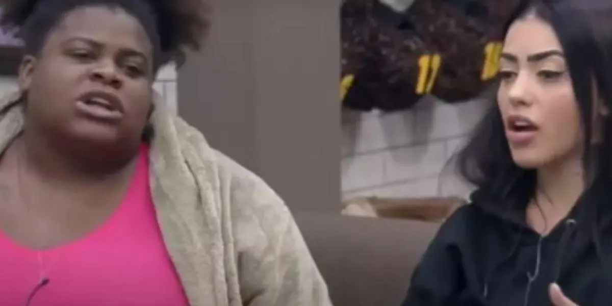 Jojo Todynho e MC Mirela sentadas no sofá lado a lado em A Fazenda 2020