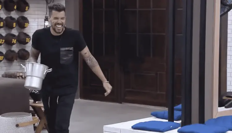 Na imagem, Lipe Ribeiro anda pela sede de A Fazenda 12