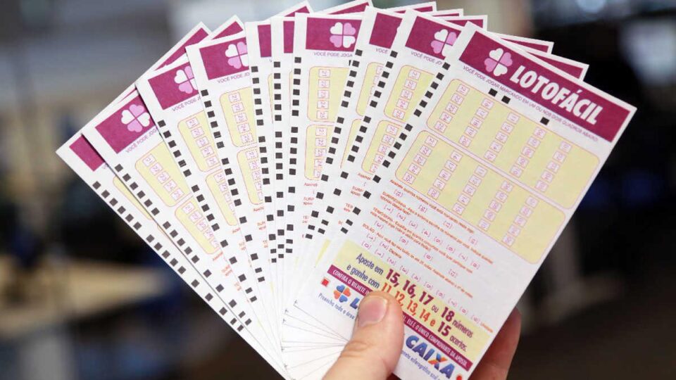 resultado da lotofácil de ontem - a imagem mostra uma mão segurando um leque de volantes da Lotofácil