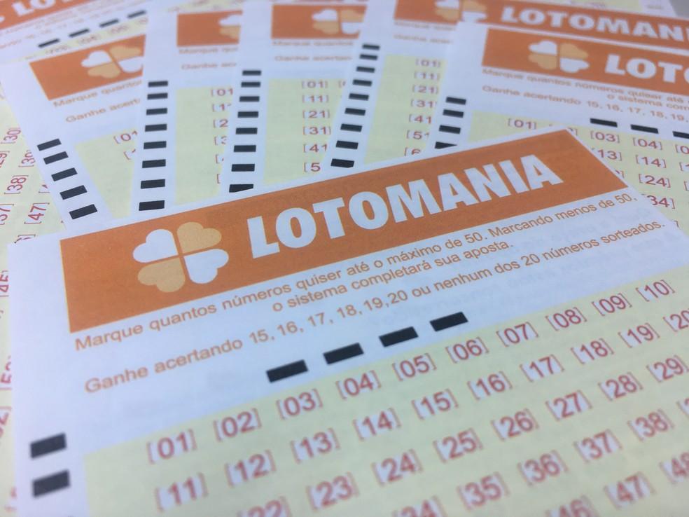Volante da Lotomania destacado em cima de outros volantes