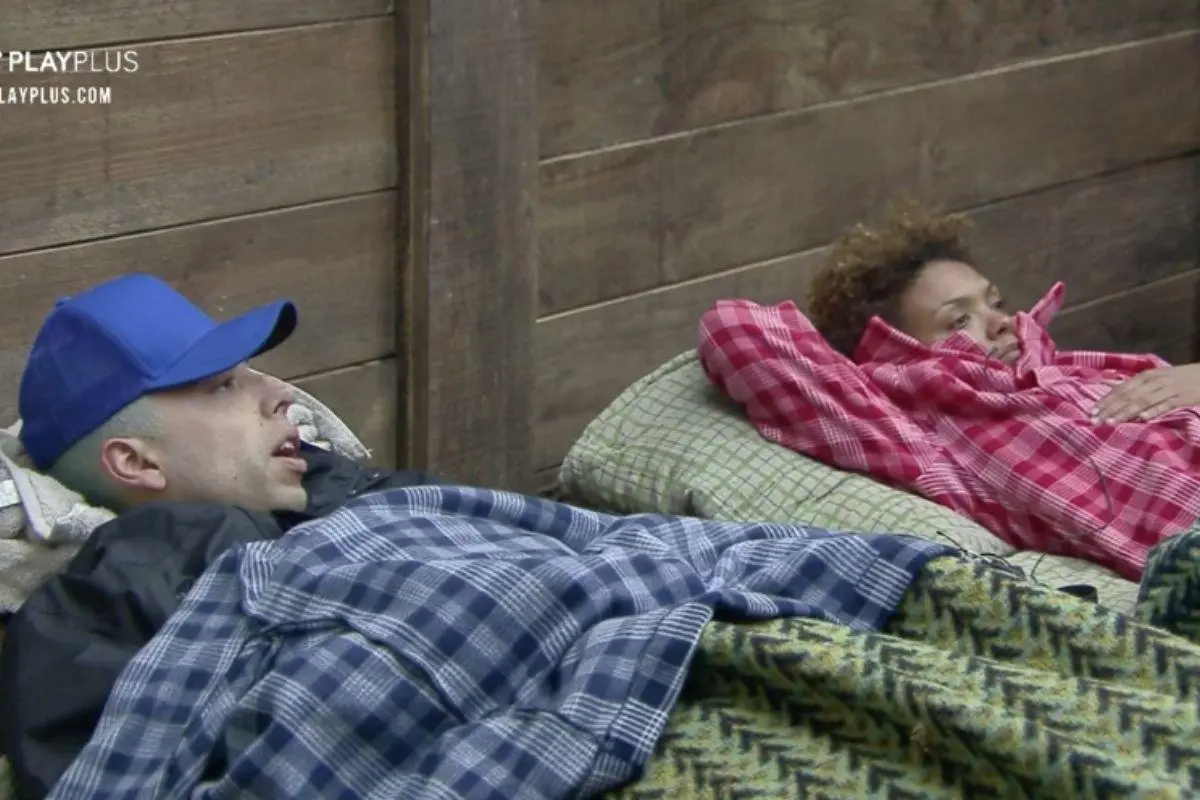 Lucas e Lidi deitados na baia de a fazenda 2020