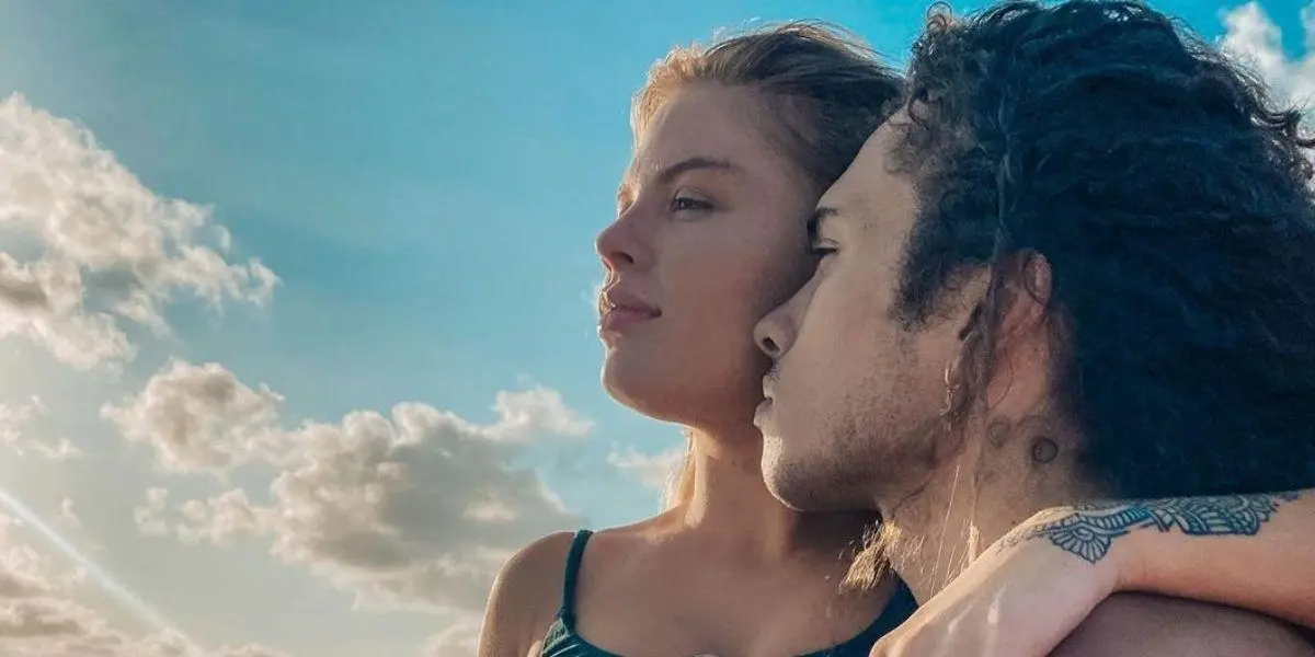 Luisa Sonza e Vitão abraçados de perfil