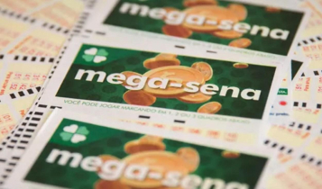 Mega-Sena concurso 2311- A imagem mostra três volantes da Mega-Sena em destaque