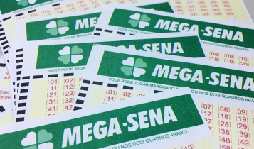 resultado da Mega-Sena -Volantes da mega - Sena espalhados em uma mesa