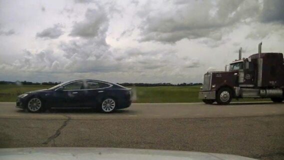 Motorista de Tesla foi pego dormindo enquanto dirigia a 150 km/h