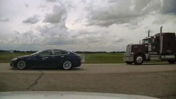 Motorista de Tesla foi pego dormindo enquanto dirigia a 150 km/h