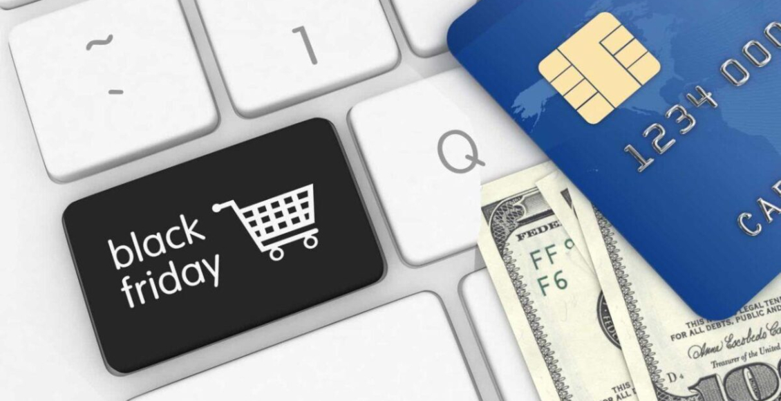 teclado de computador com teclas da black friday e um cartão de crédito Black Friday Brasil 2020