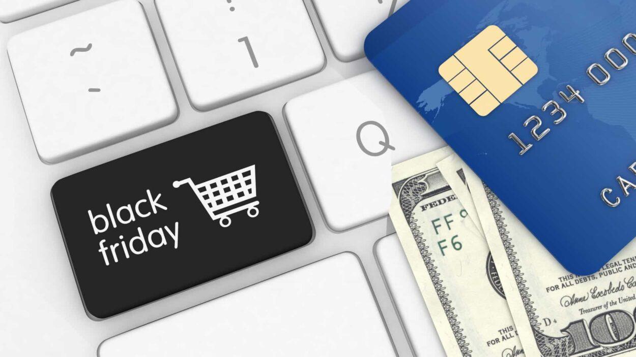teclado de computador com teclas da black friday e um cartão de crédito Black Friday Brasil 2020