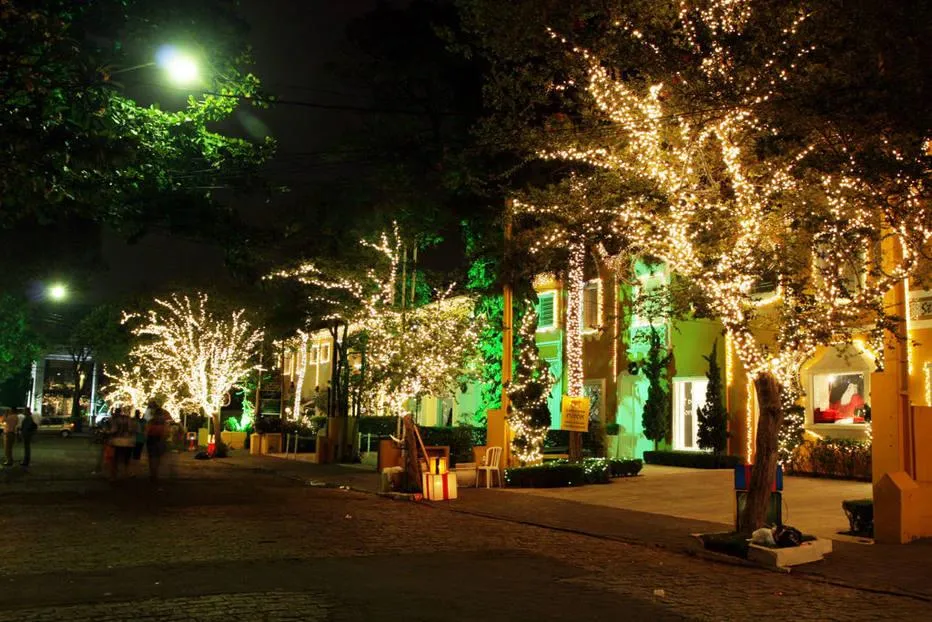 Rua Normandia em Moema decorada com luzinhas de natal