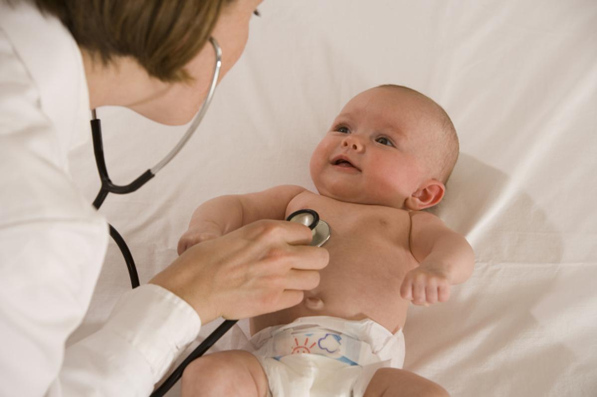 Médica com estetoscópio examinando bebê