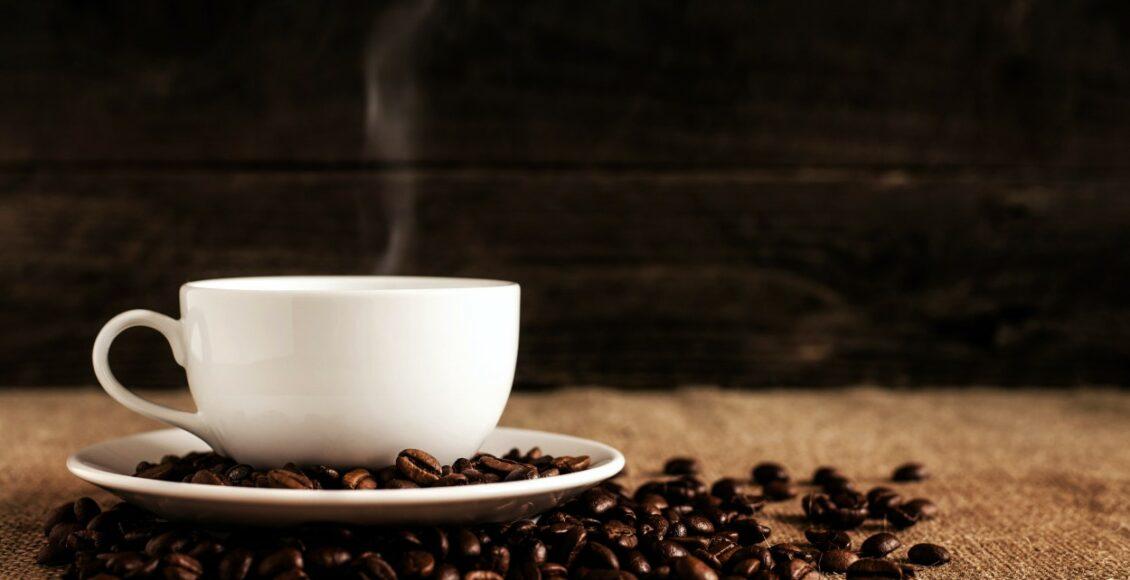 Xícara e grãos de café gourmet